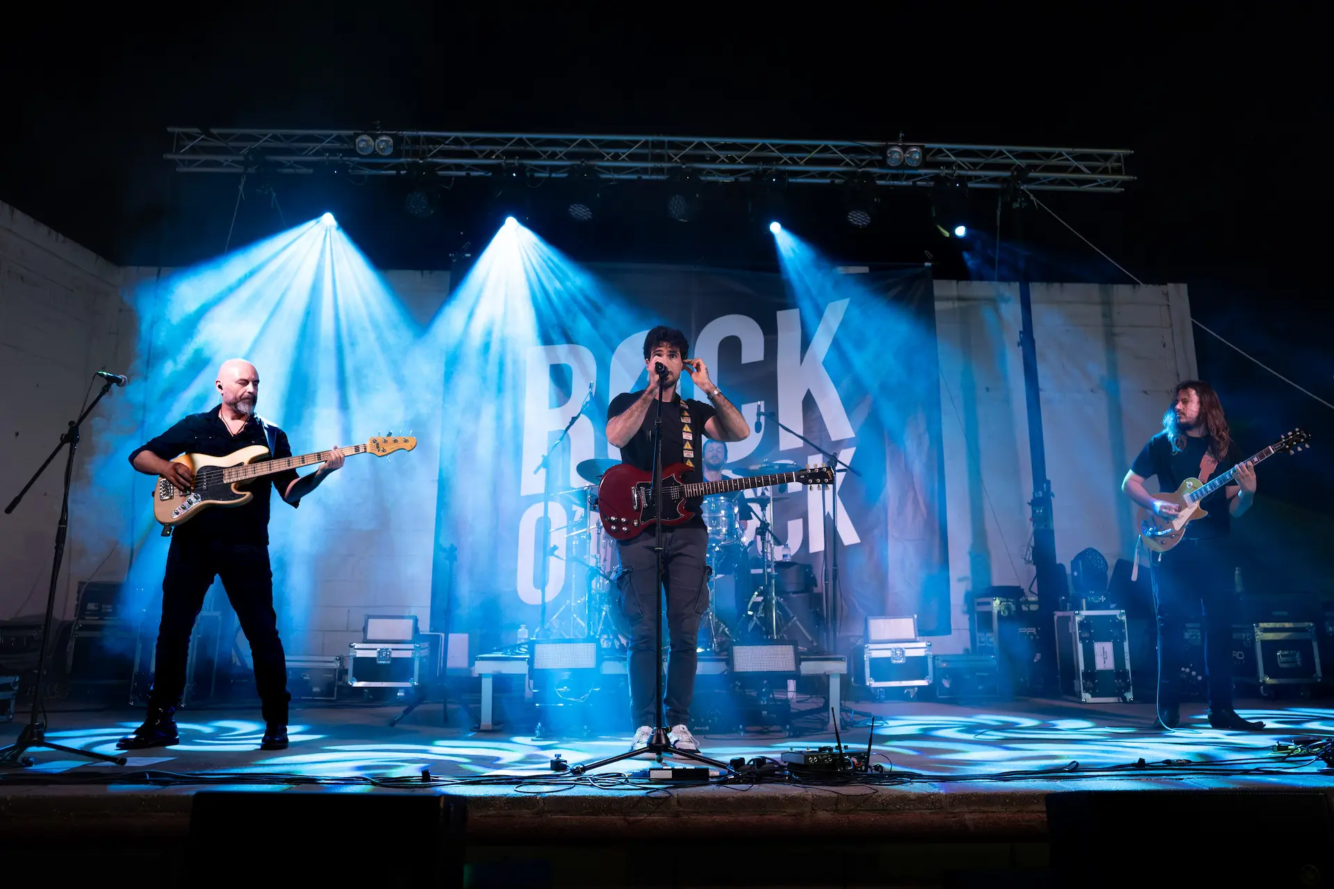 Vídeo del grup de versions Rock o'Clock tocant en directe amb la pista plena